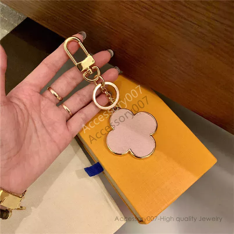 Desigenr Jewelry Designer من أربع أوراق مفاتيح مفاتيح Lucky Clover Car Bear Rings Associory Fashion Pu Leather Keychain Buckle for Men Women Hanging Decoratio