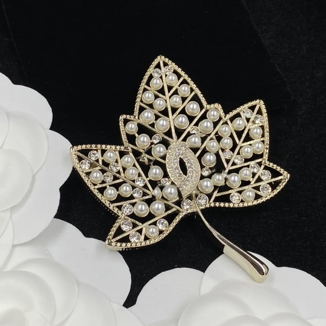 Fashion Woman Pins Brooches Design Leaf Luxury Diamod Brooch For Wild Christmas Gift Brooches Accessories Supply