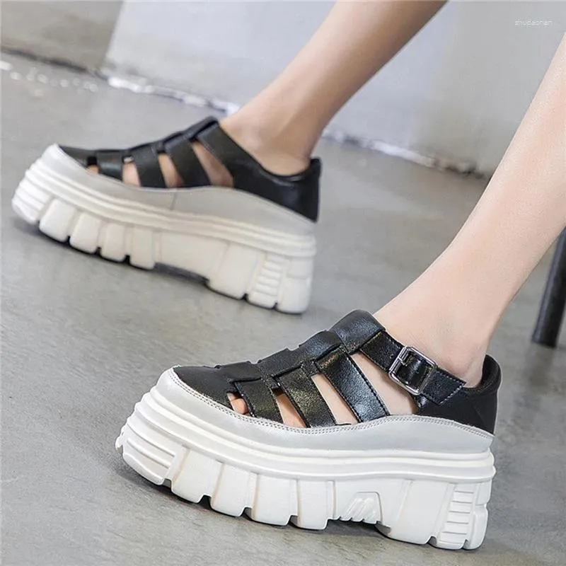 Sandaler Summer Women Band Fashion Leather Cutout Platform Wedges Outdoor Design Black White Vulkaniserade skor