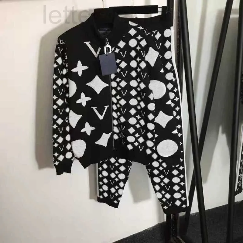 Tute da donna di lusso firmate Designer Abbigliamento donna Felpe da donna di marca Tuta da uomo Cappotti o pantaloni Abbigliamento Maglione lavorato a maglia Abito in 2 pezzi 27CC