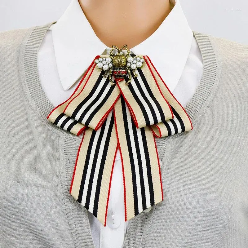 Broszki luksusowe kryształowe pszczoły moda perła paska wstążka muszka krawat vintage broszka dla kobiet Pins Pins Pins Akcesoria ubrania