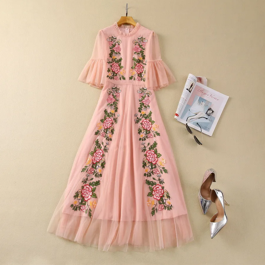 Europeiska och amerikanska kvinnokläder 2024 Spring New Flare Sleeve Stand Collar Flower Brodery Fashion Pleated Dress XXL