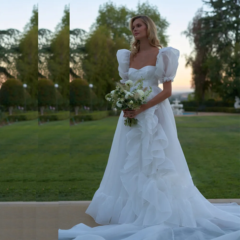 Abiti da sposa con maniche corte a sbuffo e volant Abito da sposa con scollo quadrato e spacco alto 2024 Abito da sposa da giardino in organza con linea A