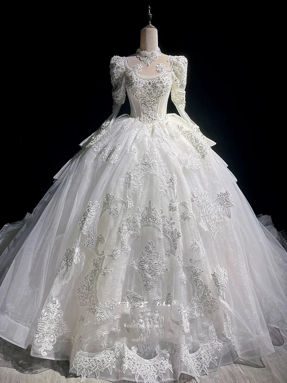 En linje arabiska klänningar nya designer toppkvalitet boll underbara svep tåg kristaller pärlor pärlstav bröllop klänningar spetsar applikationer brudklänning ppliker