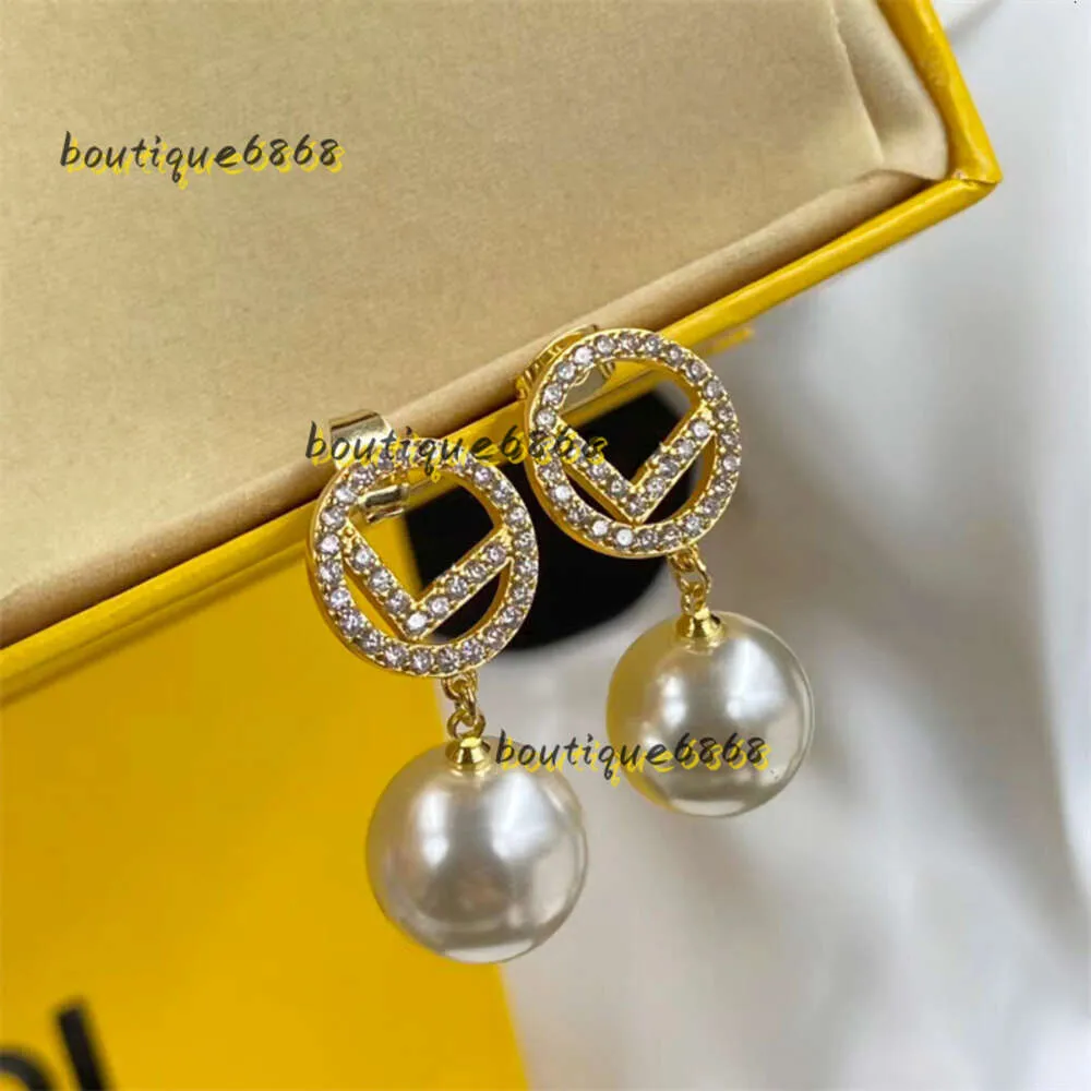 Stud Stud Fashion Womens varumärkesdesigner örhängen Ear Stud Pearl Women Pendant Elegance Temperament Simple Ladies Wedding Party Syckel Perfekt presenttillbehör