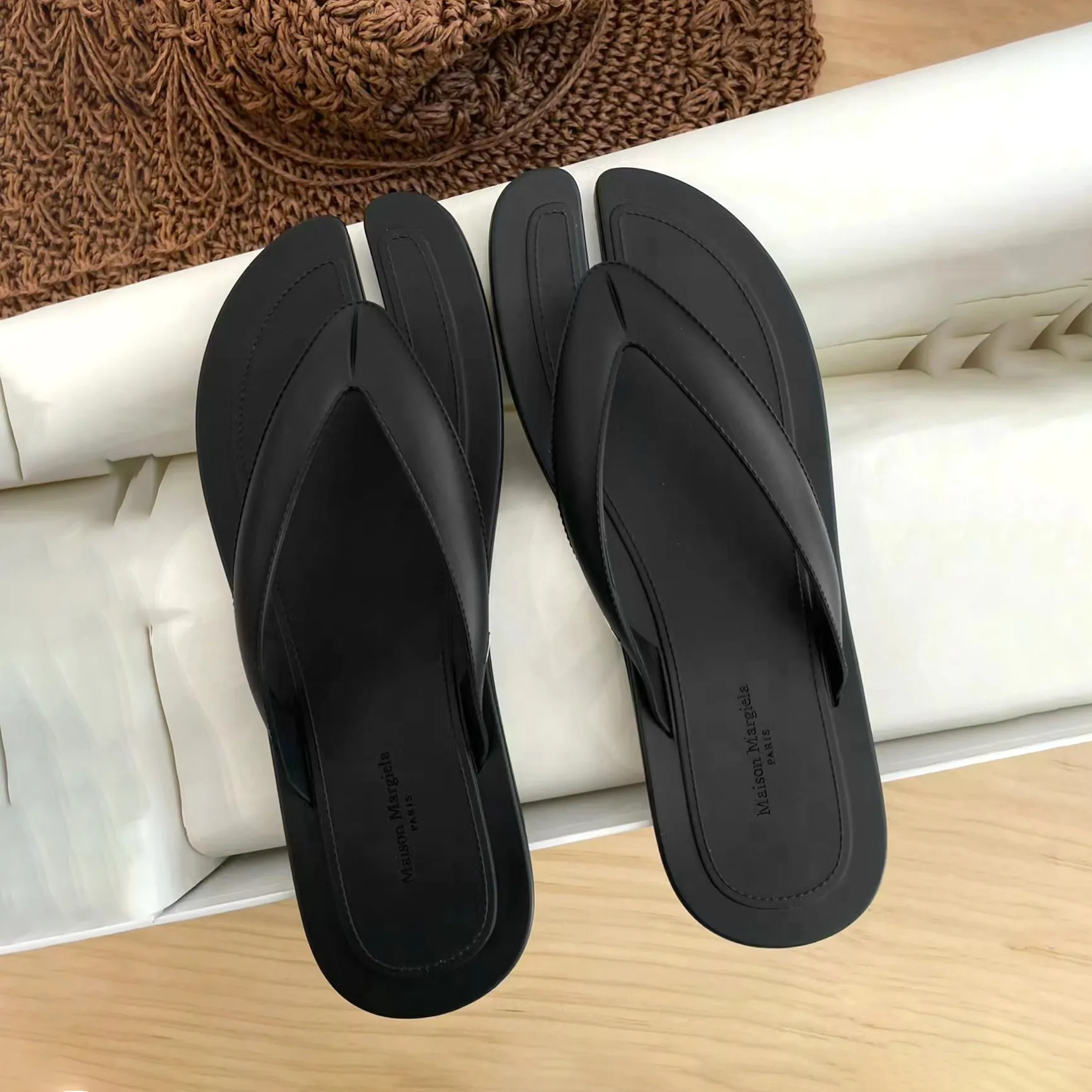 جديد 2023 Maisons Flip Flops Beach Pool Fashion Designer Sandal Tabi Slippers Summer Comfort Womens Slides Flat Slipper Shiped Shoes Mars Margiela Sandale Sliders Box