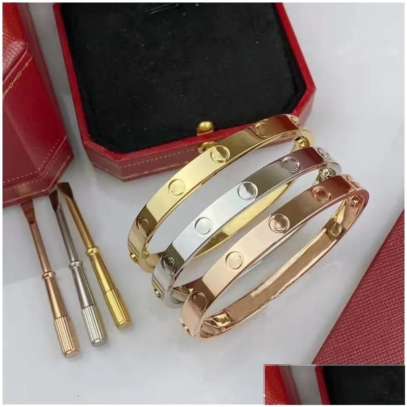 Bracciale 2023 nuovo marchio classico braccialetto di design europeo coppia di moda per le donne di alta qualità 316L acciaio al titanio gioielli consegna goccia Ot3Ai