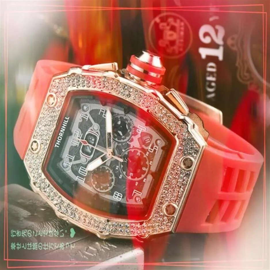 Premium alle misdaadsporten Mannen Horloges 43mm Volledige Diamanten Ring Japan Quartz Mannelijke Tijdklok Rubberen Riem kristallen spiegel 2569