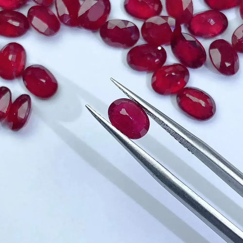 أحجار الأحجار الكريمة ميانمار الطبيعية Ruby 4*6mm حلقة بيضاوية ، مطعمة بأحجار عارية ، بلورات حمراء دماء شفافة