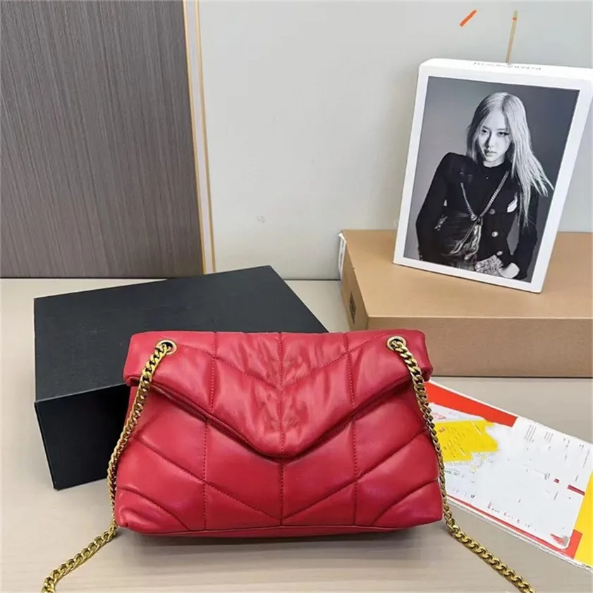 Groß sparen beim Kauf von Ladies Leder Messenger Tasche Frauen Designer  Umhängetaschen, Luxus Crossbody Tasche In Mattem Leder Mit Kettendetail 30  Cm - Main Image