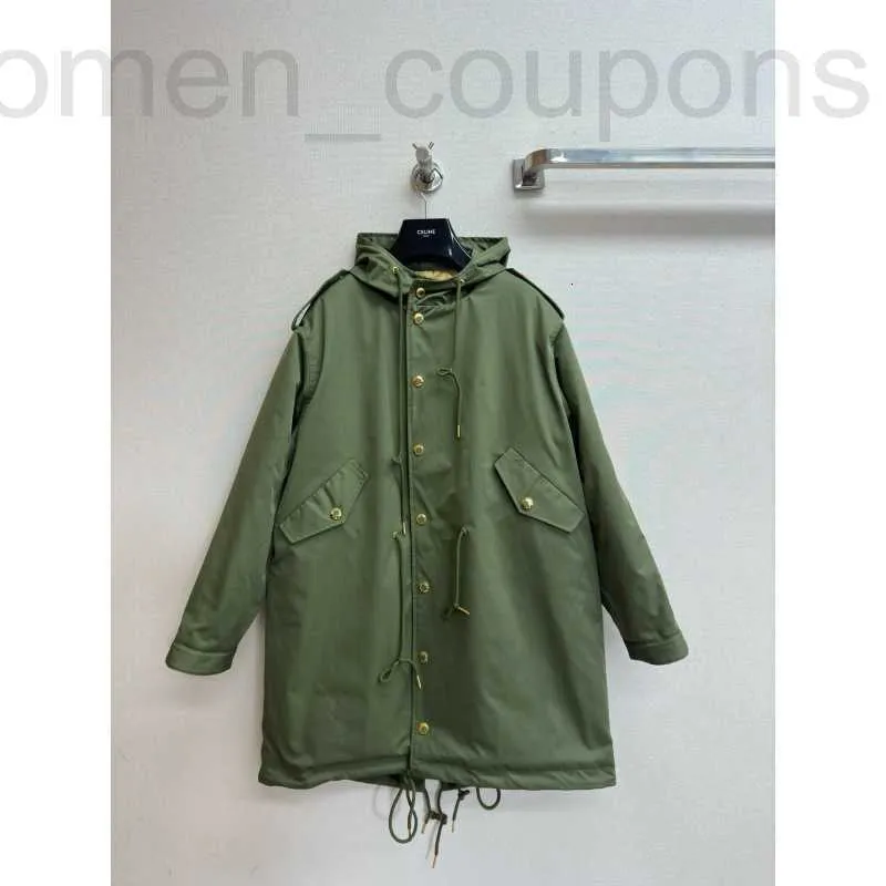 Women's Down ParkasデザイナーNew Cotton Jacketは2024ce Homeに出荷されました。短いフロントとロングバックオズルを備えたクラシックミリタリーグリーンパーカーコート