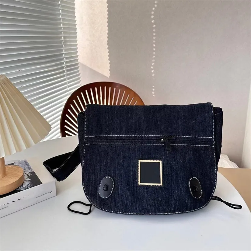 Designer Casual Sport Sac à bandoulière en denim bleu violacé Large sangle réglable Square Mark Flap 30x25cm Grande capacité Lumière Femmes Messenger Sacs Voyage Bourse