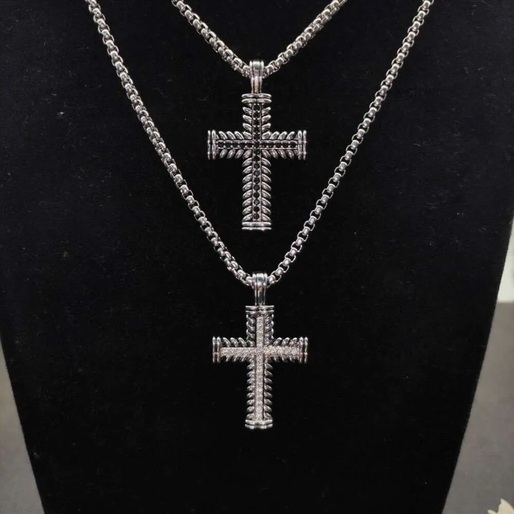 Gratis fraktdesigner Dy Luxury Jewelry David Yuman Halsband Hög version Double Button Thread Cross med Diamond Black and White Diamond Necklace Chain 3mm tjock 5