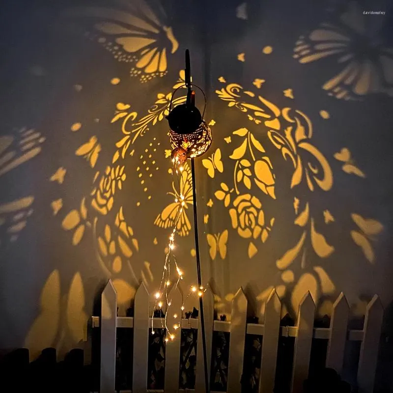 Солнечная лейка освещает железную полую художественную лампу уличный садовый чайник фонарики