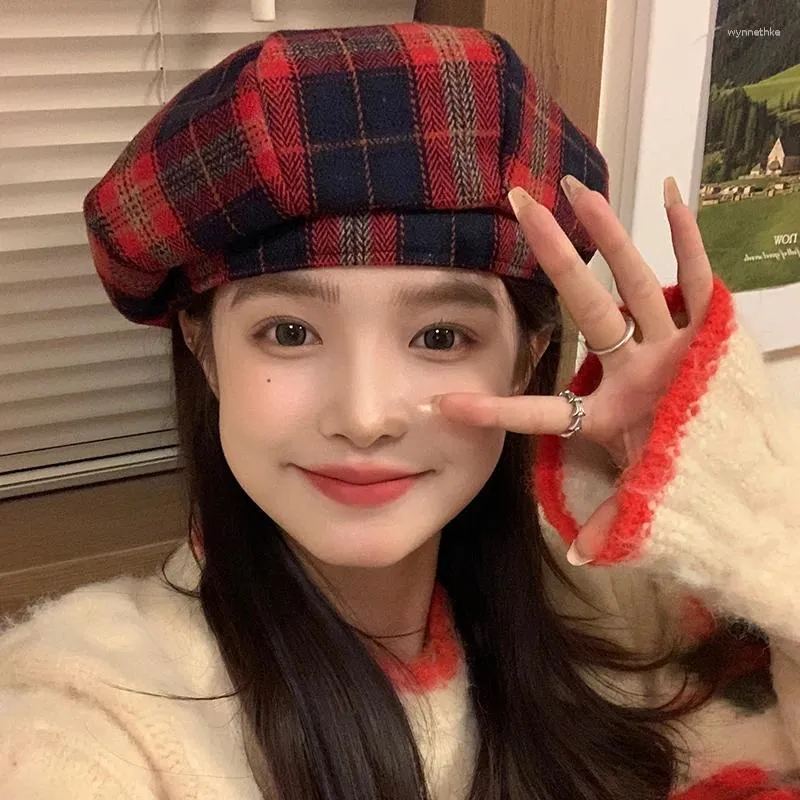 Berets Ins Koreaanse Retro Red Plaid Caps For Women Autumn and Winter Fashion Niche Design veelzijdige sfeer Octagonal hoeden