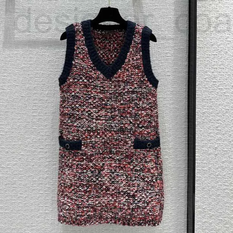 Grundlegende Freizeitkleider Designer 23 Xiaoxiangfeng Elegant und Promi-Kontrastfarbe V-Ausschnitt Slim Fit ärmelloses gestricktes Tanktop-Kleid RGU3