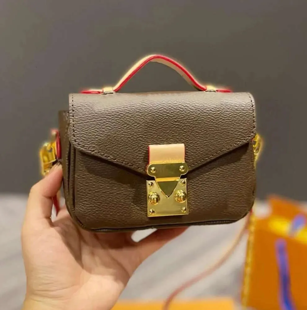 Torby na ramię wieczorne Mikro Metis Luksussuries Projektanci Kobiety Bag Classic Mini Flap Square PU Skórzane łańcuchy wytłaczane mono gramy nić crossbody555