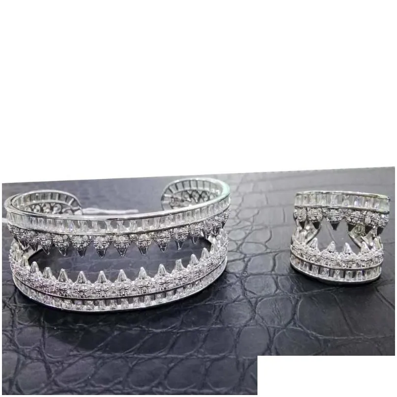 Orecchini Collana Set Revet Denti Charms 2Pc Bracciale Bracciale Anello per le donne Matrimonio Nuziale Zircone cubico Dubai Party Alta gioielleria Drop Dhujj