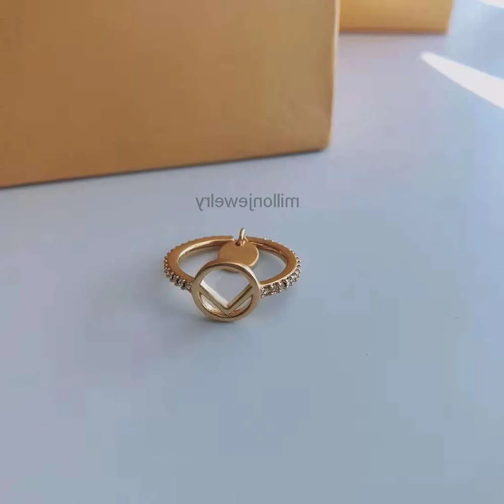 Gouden sieraden ontwerper spuugt ringen messing diamant ingelegd f letter ring multi-layer wijs vinger middelvinger veelzijdige ring vrouw