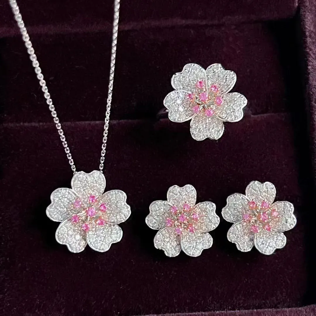 Collana Set di gioielli floreali dal temperamento elegante per le donne Anello nuziale/orecchino/collana in argento sterling 925 con fiore di ciliegio nobile