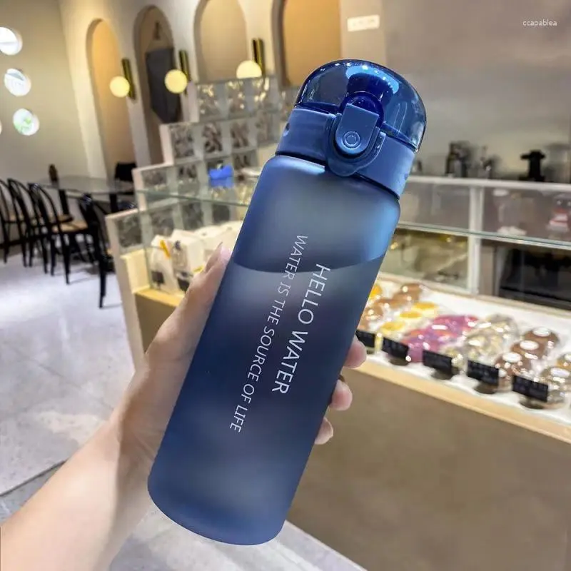 Wasserflaschen 780 ml Flasche Sport Outdoor Tragbarer Shaker mit Lanyard Niedliche Tasse gedrückter offener Deckel Auslaufsicheres Trinkgeschirr