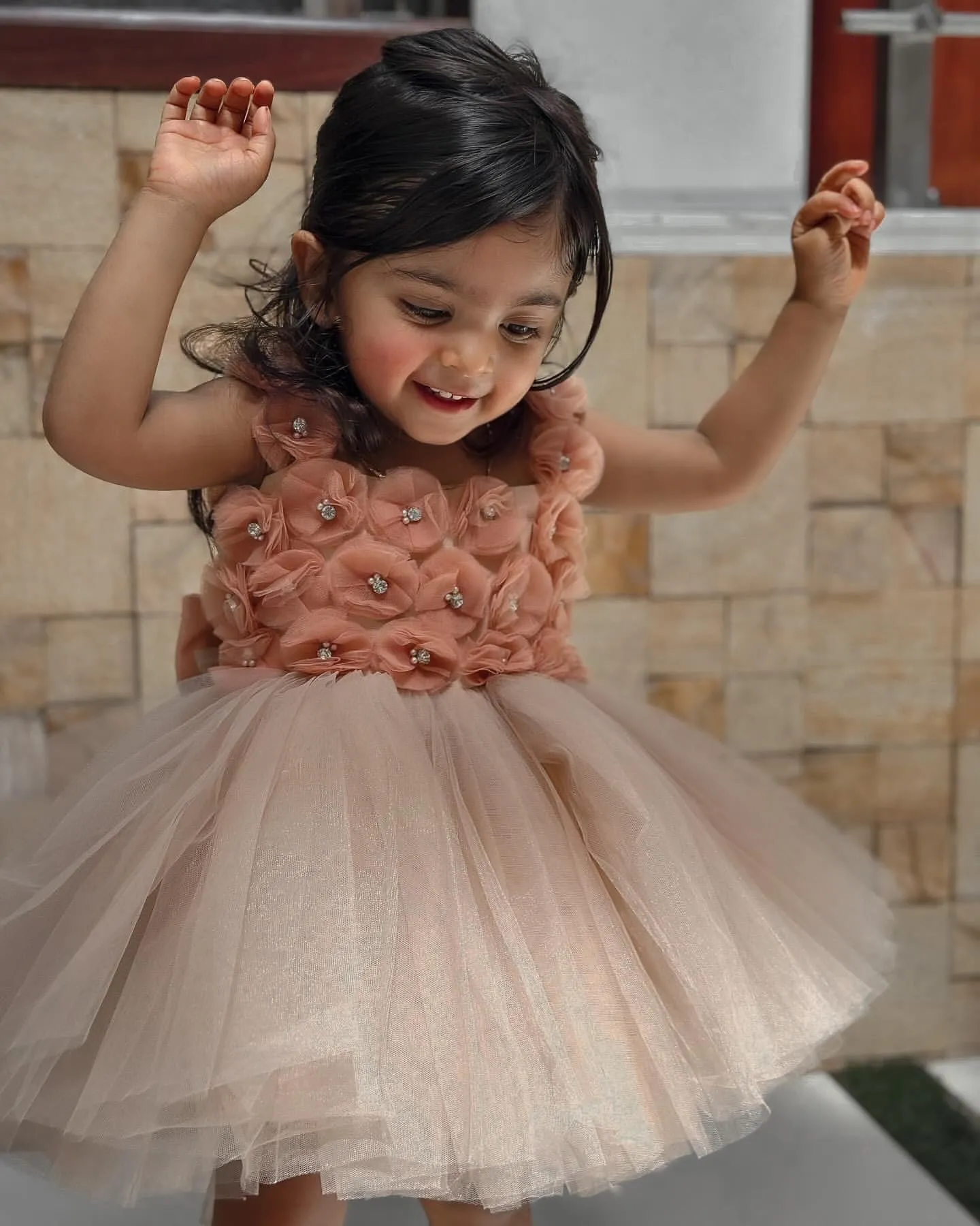 2024 Champagne Knee Length Flower Girl Dresses Ball Gown Tulle Flowers Crystals Little Girl Christmas Peageant Birthday Christening Tutu Dress Gowns ZJ425