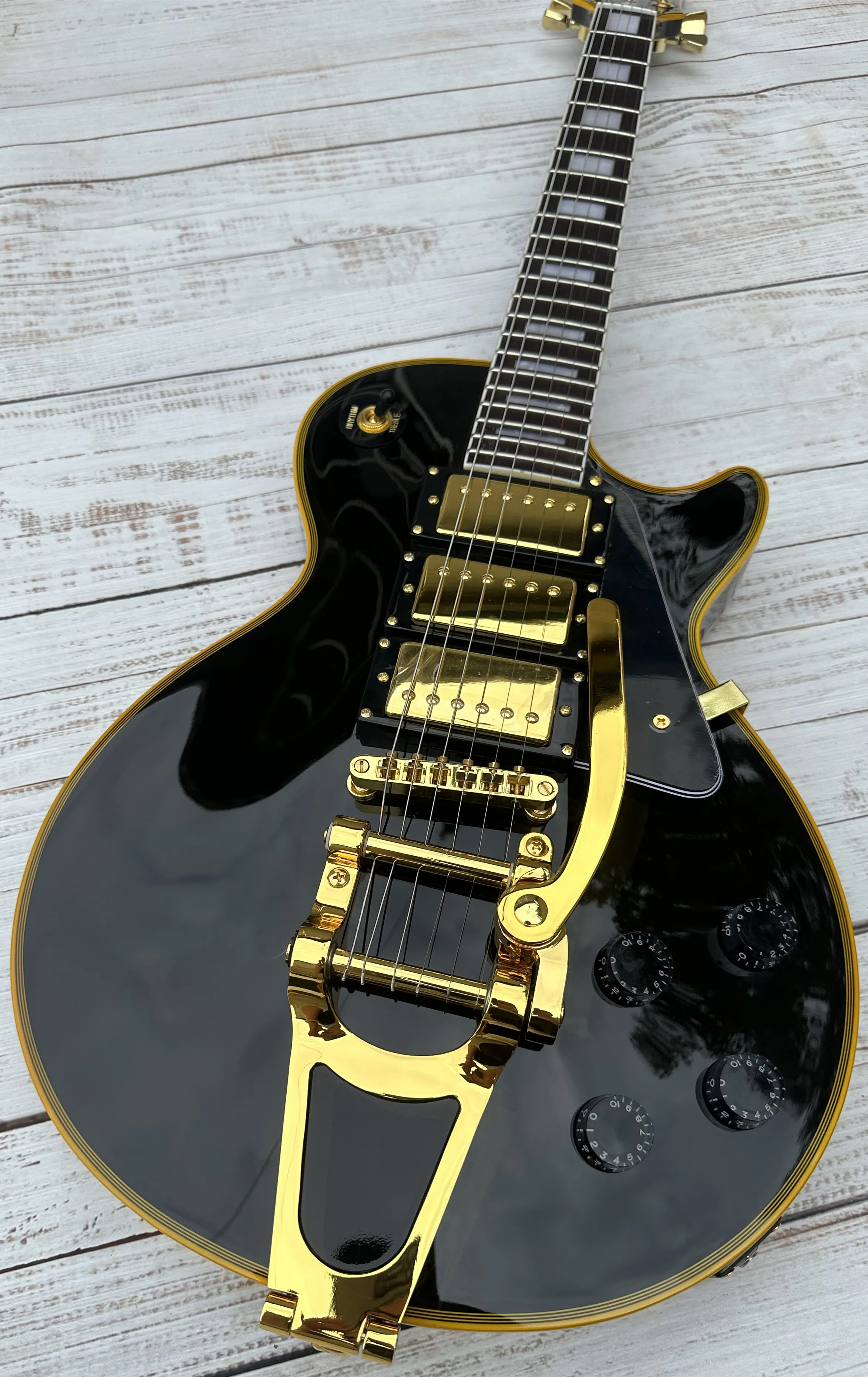 Anpassad elektrisk gitarr, gul logotyp och kroppsbindning, guldvibrato, guldtillbehör, snabb frakt