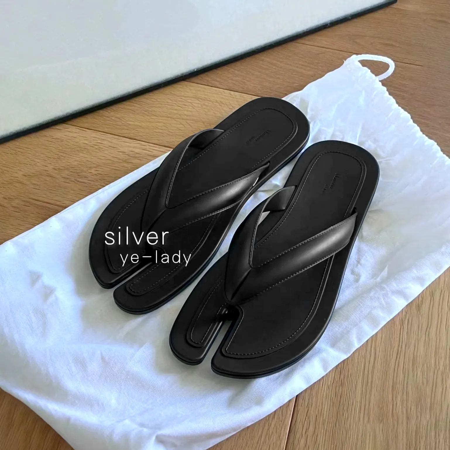 Diseñador de moda blanca zapatillas maisons flip flops tabi sandalia baja 2024 nuevos hombres deslizadores zapatos casuales viaje negro sandale piscina zapato mujer playa diapositivas tamaño 35-46