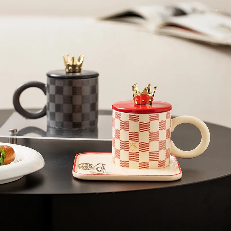 マグカップヨーロッパアートチェッカーボード格子コーヒーカップソーサーセラミックマグホームクラウン磁器茶朝食パン牛乳装飾