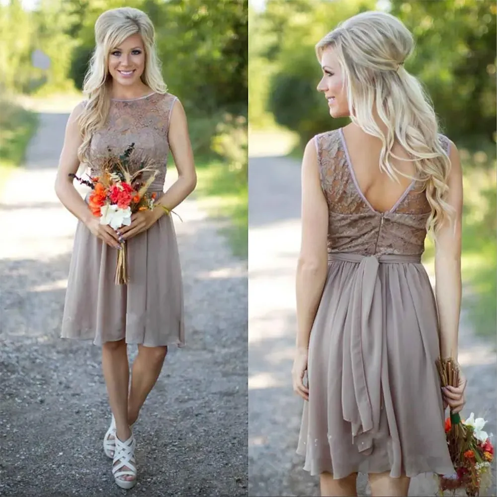 2024 Gray Chiffon Short Country Bridesmaid Dresses Plus Size Lace Bridesmaids Dress Billig bröllop Gästklänning Beach Maid of the Honer Gowns