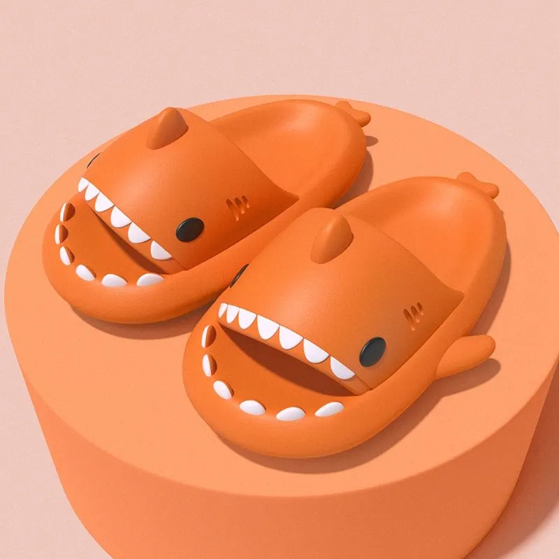 2024 Shark Summer Slipers Sliders Män Kvinnor barn glider rosa blå grå minnesskum sandaler mjuk tjock kudde toffel d8mb#