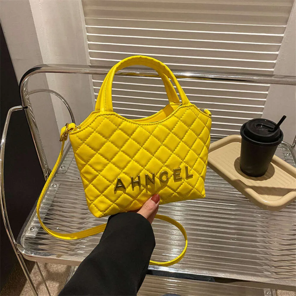 Un sac à main de niche pour les femmes au printemps et en été Sac à main mignon, seau, fil brodé à grille de diamants épaule unique 2024 78% de réduction sur les ventes en gros en magasin