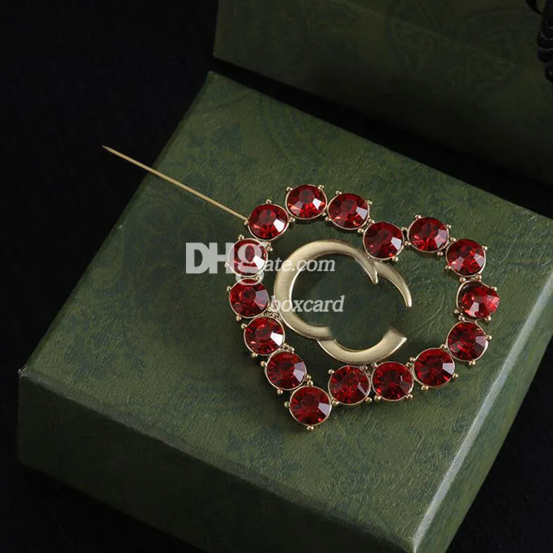 Luxury Red Diamond Brosches Pins Heart Love Charm Pins Top Brooches With Stamp smycken Tillbehör