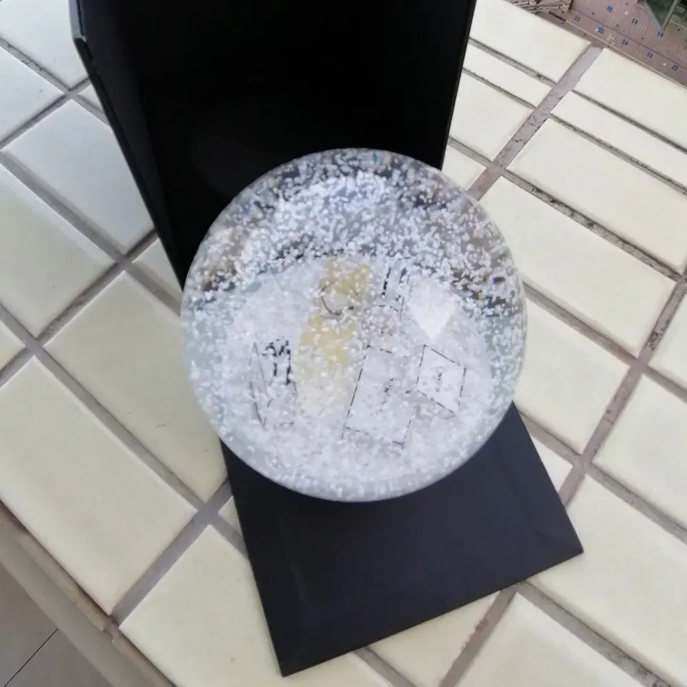 Boule à neige dorée de styliste avec bouteille de parfum à l'intérieur, boule de cristal de neige pour anniversaire, nouveauté, cadeau de noël avec boîte-cadeau