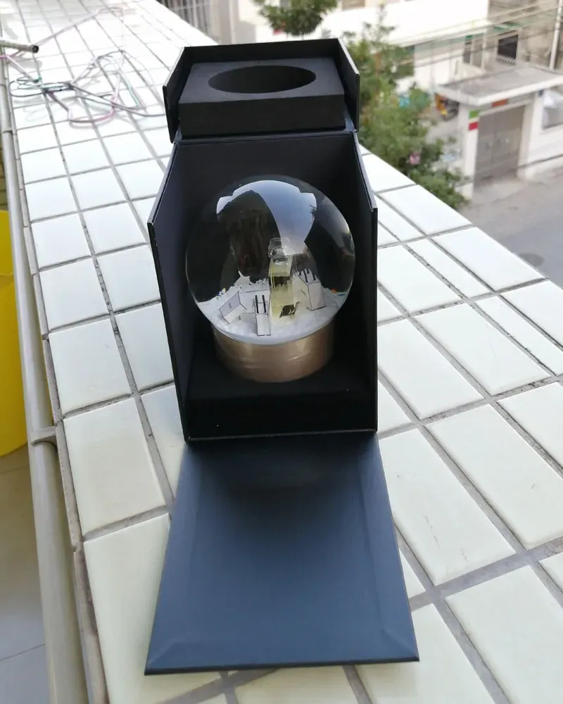 Designer Golden Snow Globe med parfymflaska inuti Snow Crystal Ball för födelsedagsnyhet Julklapp med presentförpackning