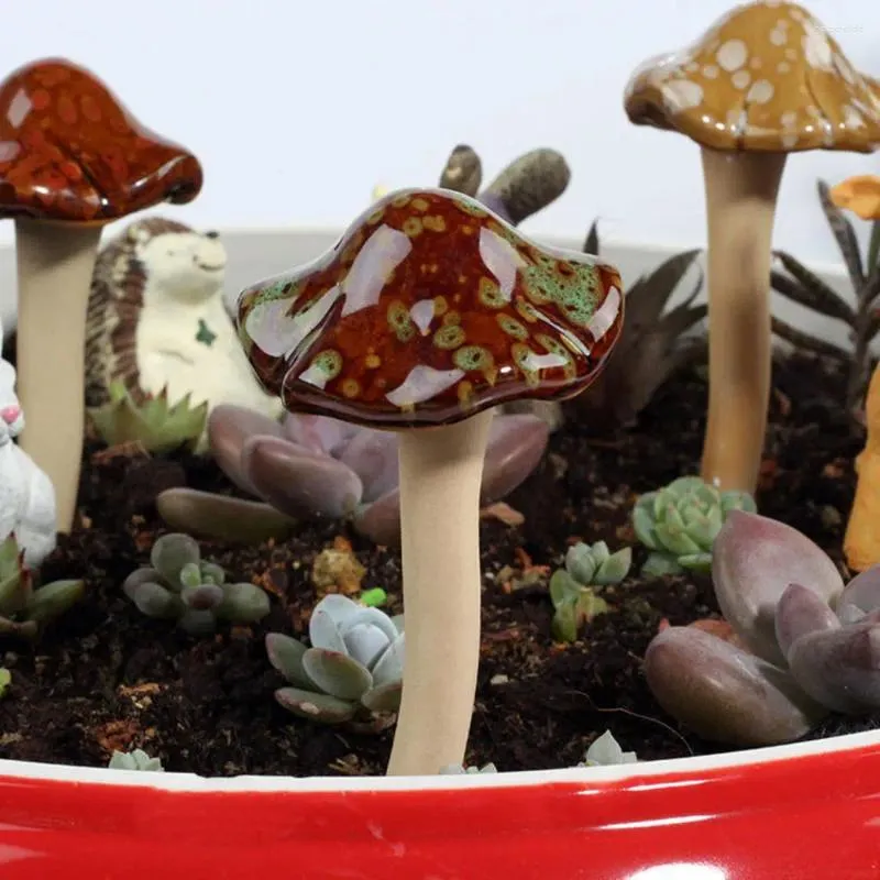 Figurine decorative Creative Lovely Bonsai Plug In Funghi in ceramica Giardino Ornames Forma Divertente Mini Micro Paesaggio Punti Fiore Pet