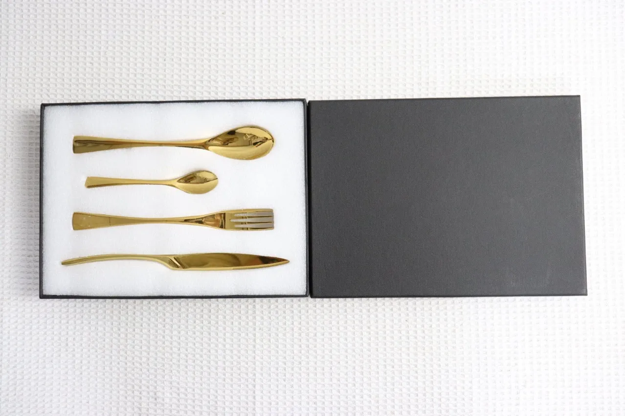 Designer's Gold Flatware Set 304 rostfritt stålkniv, gaffel, sked uppsättning av fyra hotellbiff specialknivgaffel dessert kaffe hushåll guld västerländsk presentförpackning