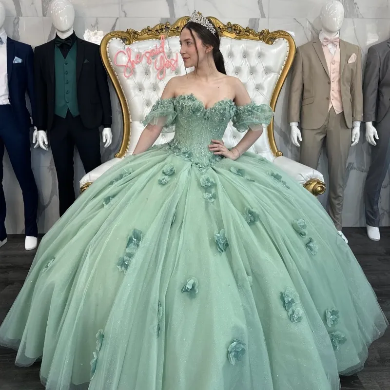 Ljusgrön vestido de xv anos från axeln quinceanera klänningar 2024 söta 15 prom klänningar korta ärmar blommig tävlingsklänning