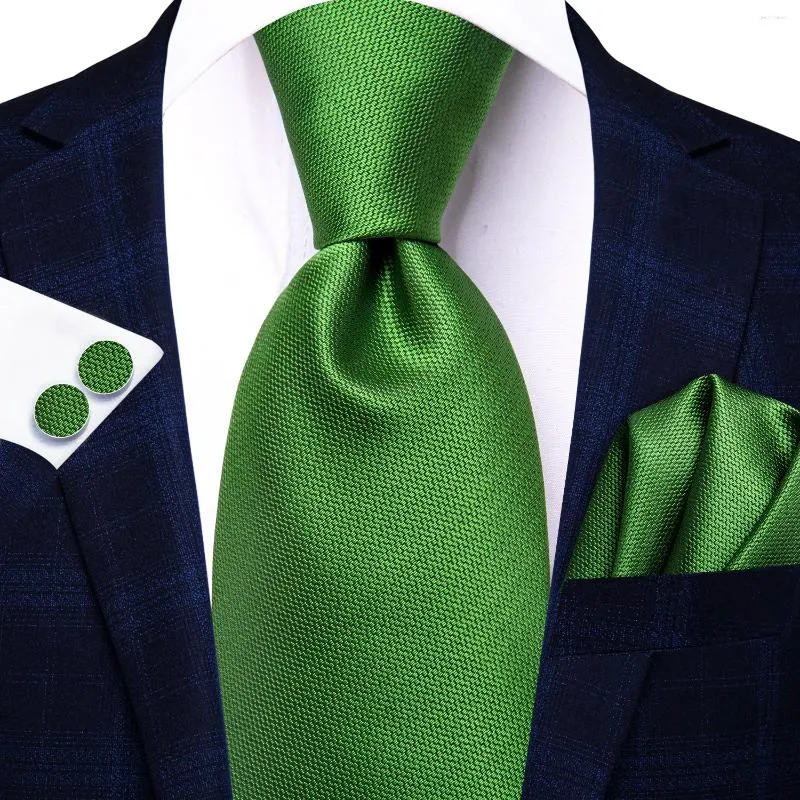 Cravates d'arc cadeau hommes cravate solide conception verte mariage de soie pour bouton de manchette Handky ensemble salut-cravate fête affaires mode en gros