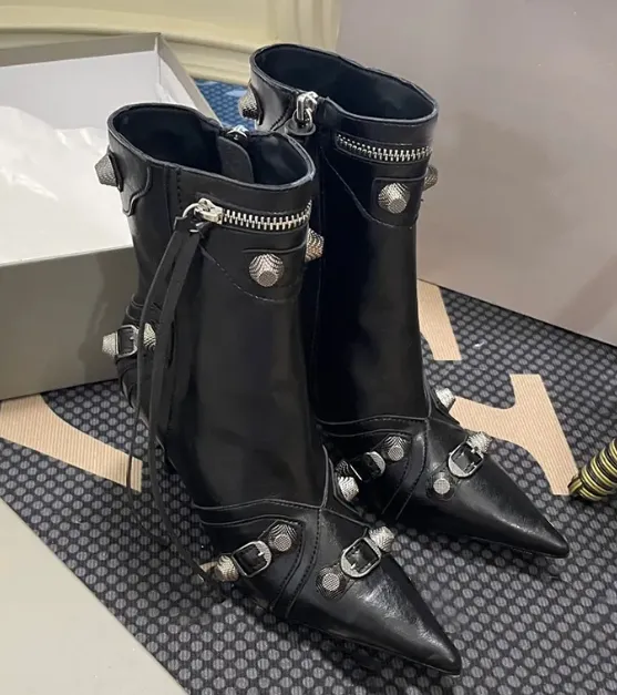 有名な高級デザイナーの女性ブーツ冬の新しい本物の革先の尖ったリベットブランドハイヒール新しい黒い細かいヒールタッセルベルトバックルショートスリーブレディースブーツ