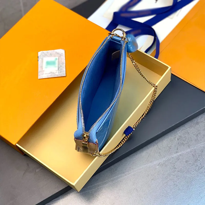 Borsa stilista Il nuovo design ad incastro è una borsa a tracolla in pelle verniciata blu con posizione completa della carta, dimensioni 10X5X4 cm