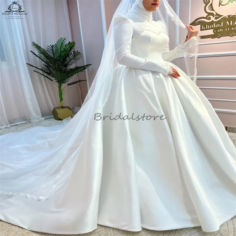 Elegante abito da sposa musulmano arabo saudita 2024 Abito da ballo con collo alto Perle di raso Abiti da sposa country Abito da sposa islamico a maniche lunghe Robe De Mariee Chiesa modesta