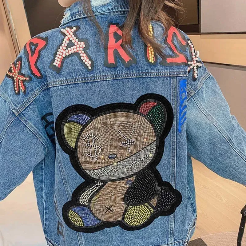 Jeansjacke für Damen, Straßenkleidung, modische Weste mit Perlen, Cartoon-Bär, Damen-Jeans, Tasche, lockerer Kragen, lange Ärmel, bedruckte Jeansjacke für Damen 240131