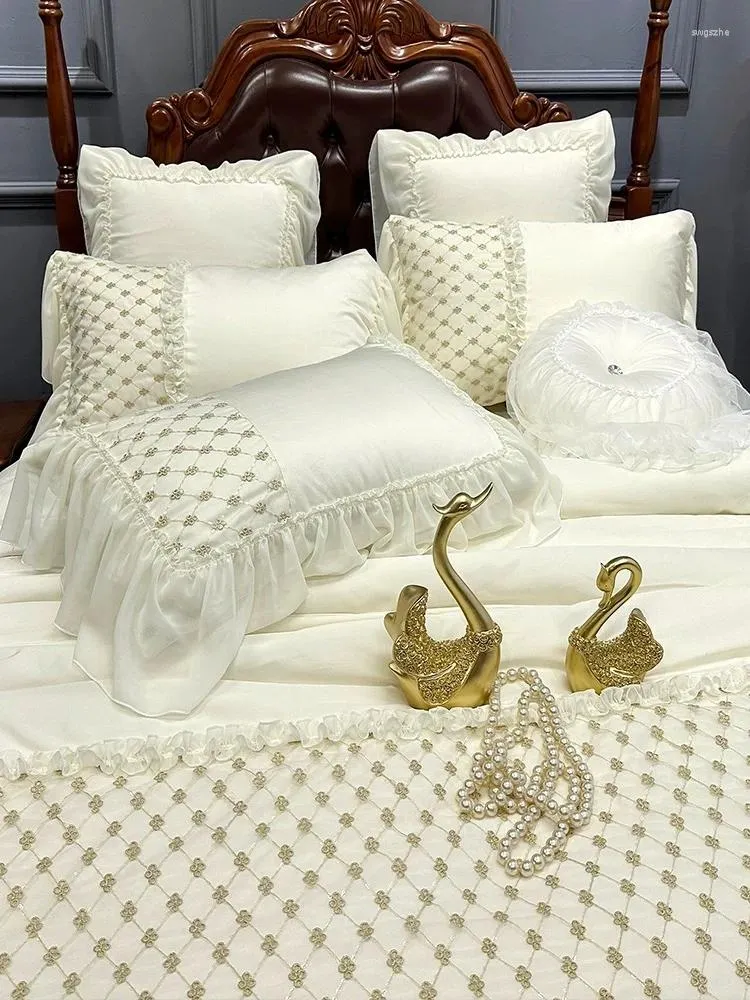 Set di biancheria da letto Biancheria da letto stagionale di lusso in pizzo leggero stile principessa Gongsatin in puro cotone gonna a quattro pezzi copripiumino.