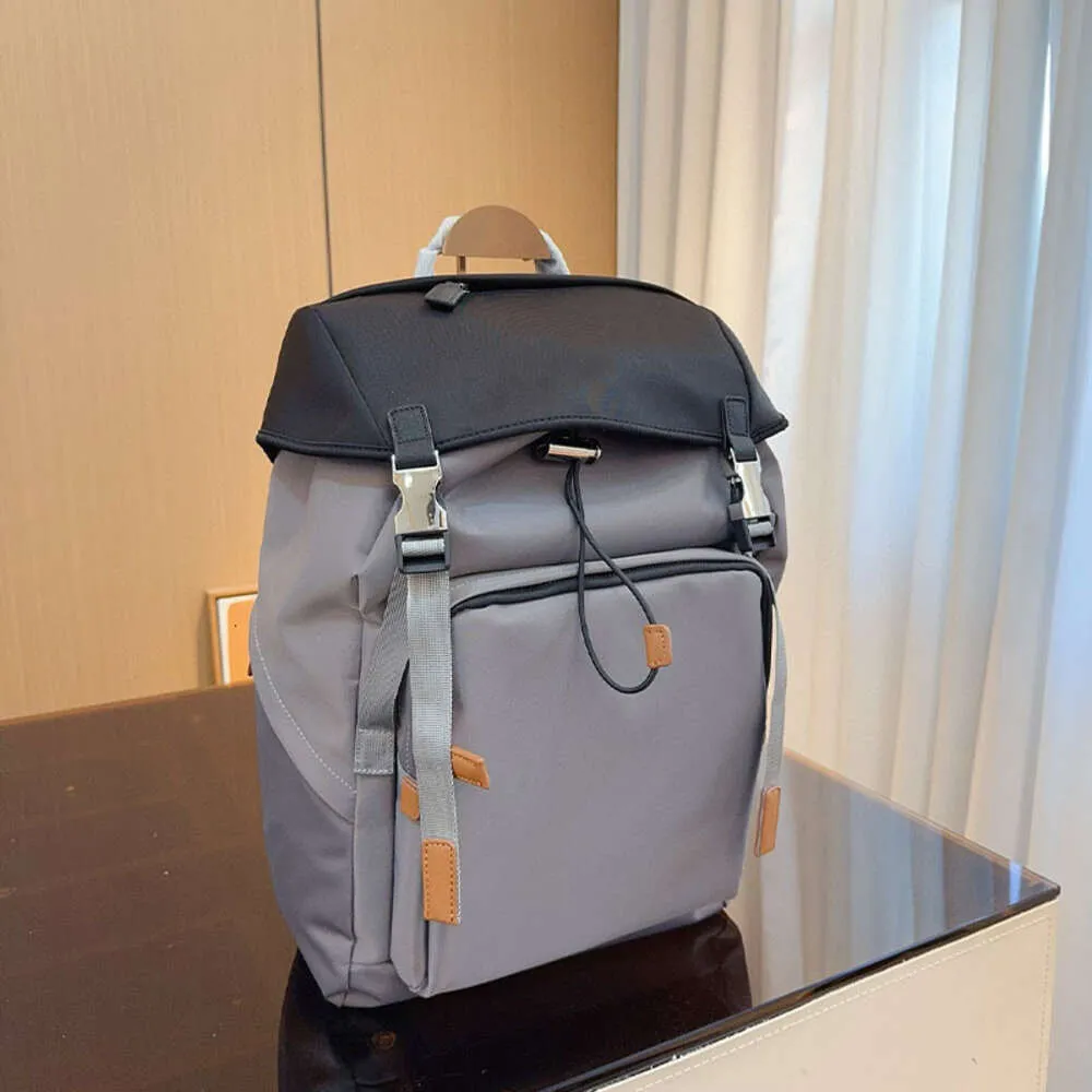 Designer Högkvalitativ ryggsäck med taksäck Buckle Style School Bag Wide Shoulder Strap Mountaineering Bag Travel Bag P2412