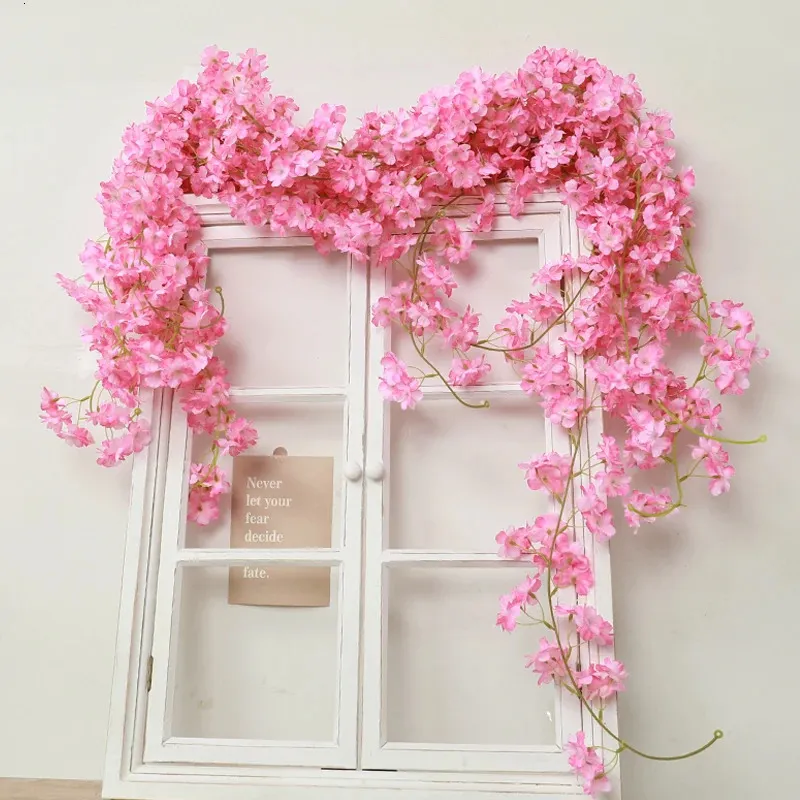 Corona di fiori di ciliegio artificiali lunga 180 cm decorata con archi per feste di matrimonio in rilievo disposti con viti di fiori di seta rosa 240131