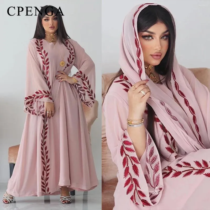 Etniska kläder muslimska broderad klänning med hijab set lyxrosa Abaya 2024 Middle East Fashion Summer Chiffon Dubai Long Robe Plus Size