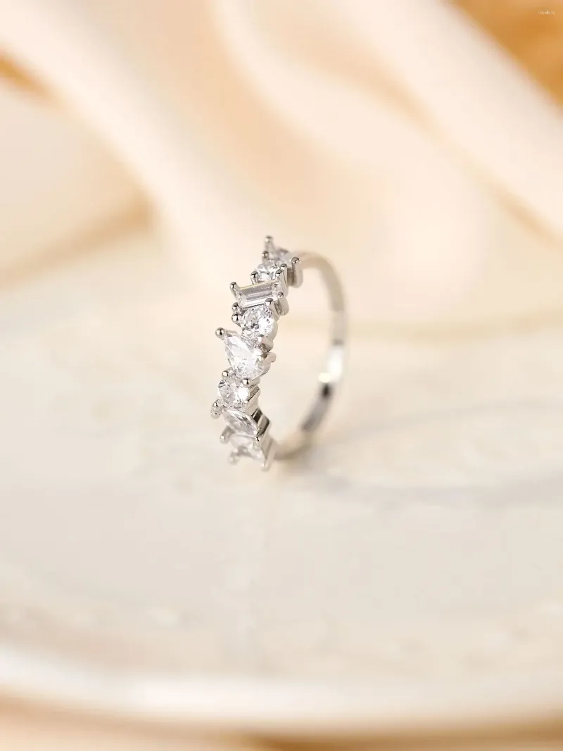 Anéis de cluster brilhando "uma fileira de zircão irregular" feminino puro 925 anel de prata com estilo requintado de luxo para jantar de empresa vestindo