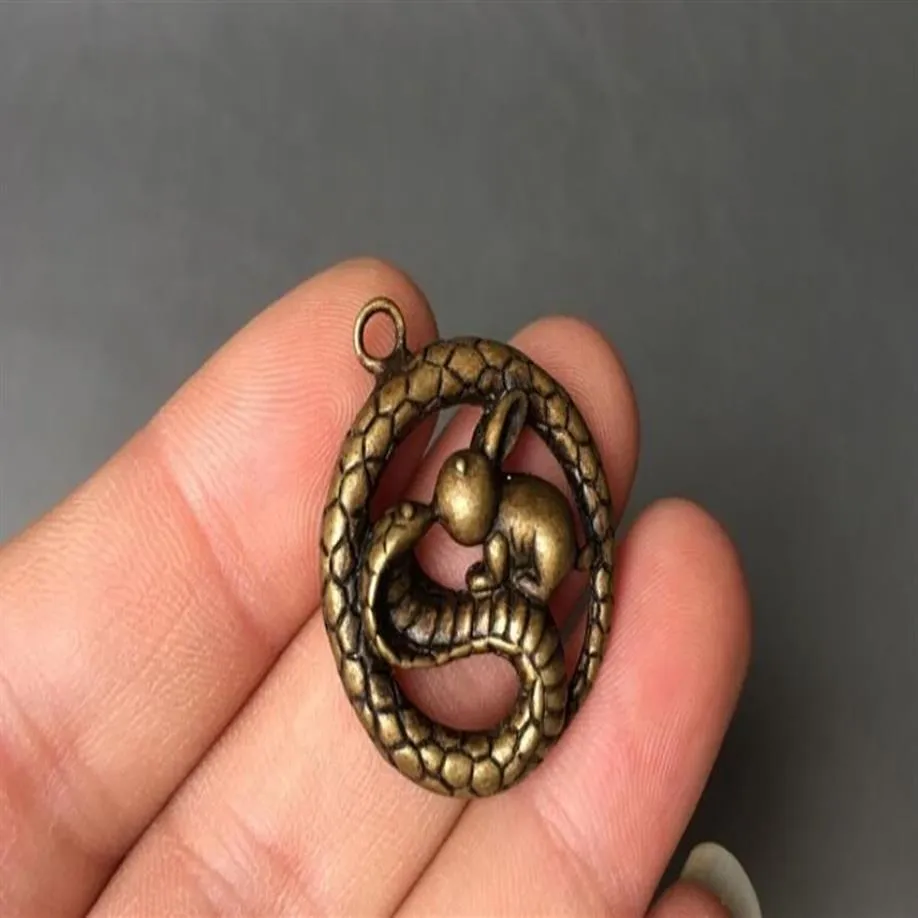Mässingssnake lindad kaningenerering Rich Pendant Solid Zodiac Snake Bunny Pendant Copper Micro Carved Jewelry Gift232b