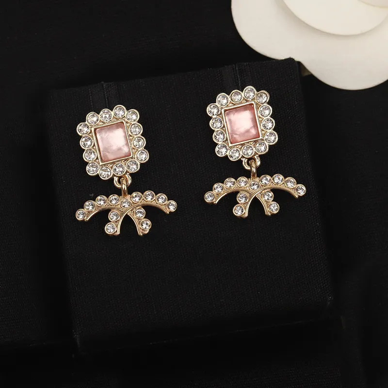 Orecchini in ottone di lusso di design Famoso marchio francese Classico ciondolo con doppia lettera di alta qualità intarsiato con diamanti Swarovski rosa, gioielli con ciondoli da donna, regalo di moda per ragazze